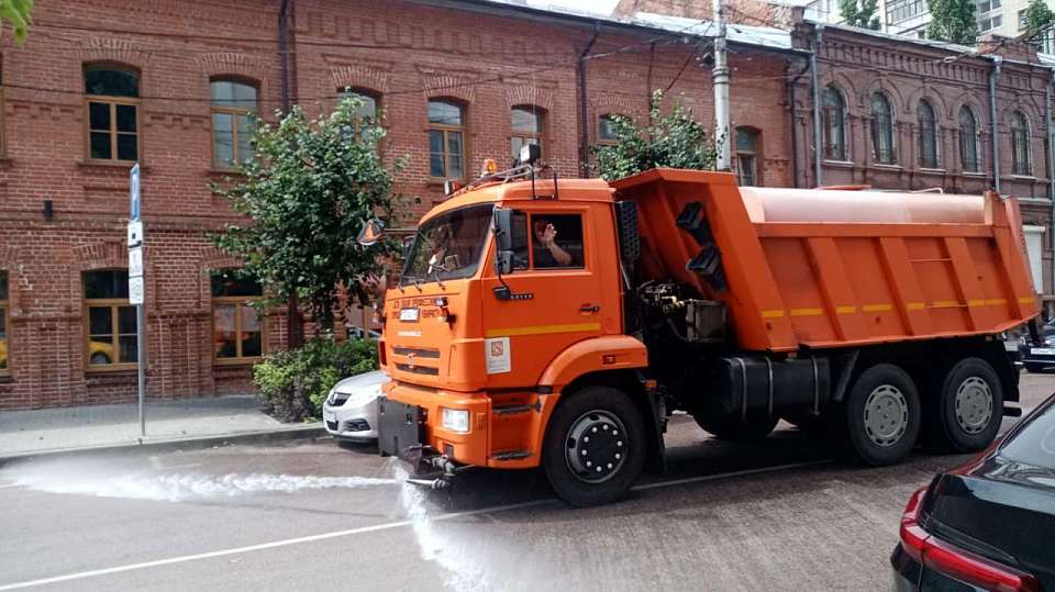 В Ленинском районе продолжается уборка территории после непогоды