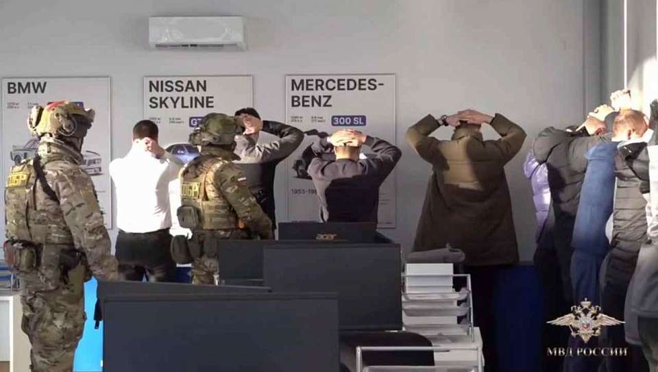 На видео попало задержание банды мошенников из автосалона в Воронеже