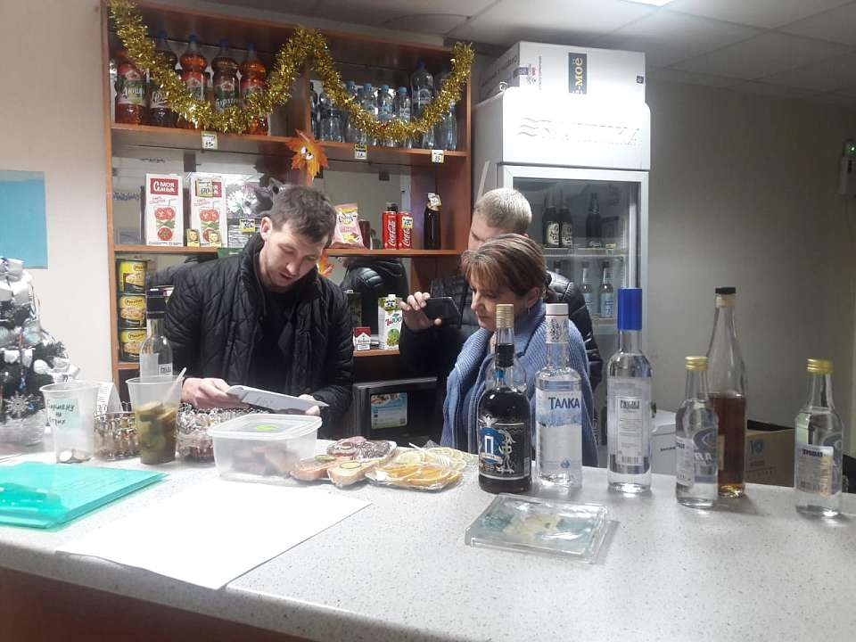 В Коминтерновском районе продолжаются рейды по борьбе с нелегальной продажей алкоголя