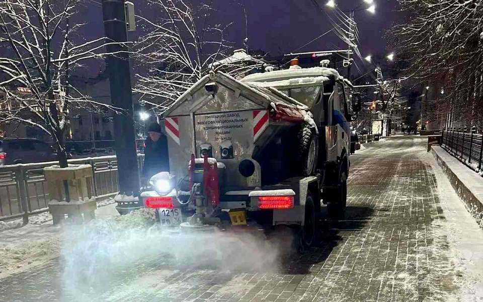 В Центральном районе продолжается уборка территорий от снега