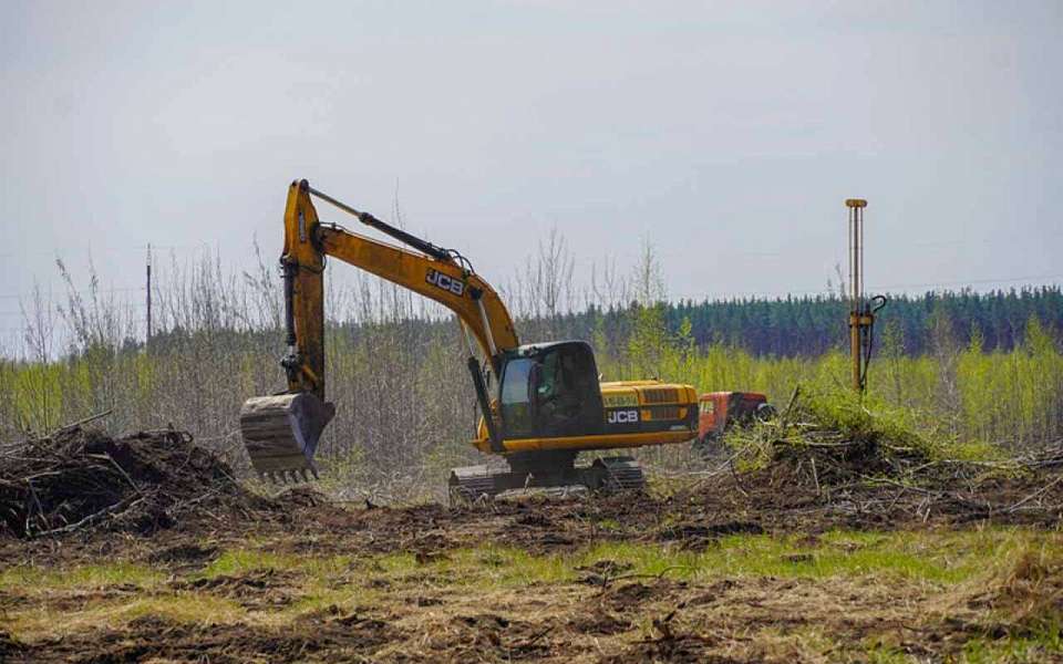 Упавшего в котлован рабочего насмерть придавил ковш экскаватора в Воронежской области