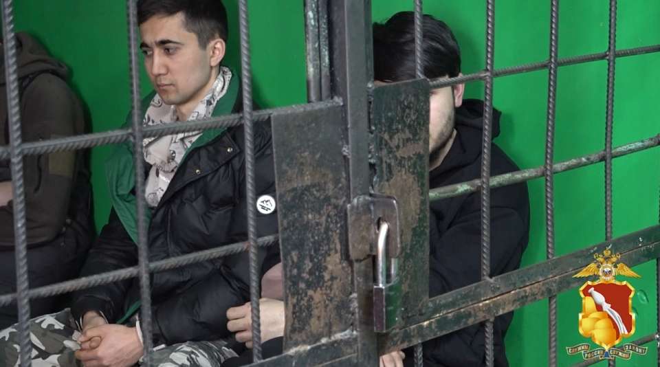 Незаконных мигрантов обнаружили работающими на молочном заводе в Воронеже