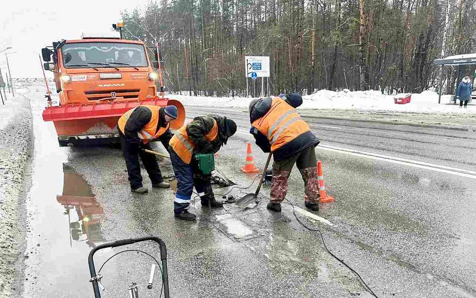 Комбинат благоустройства Железнодорожного района продолжает устранять дорожные ямы
