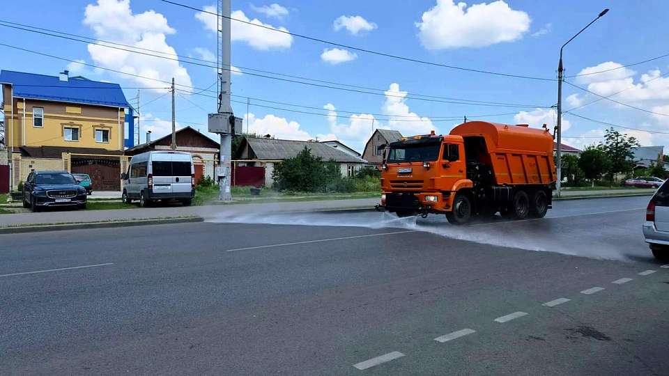 Утро в Ленинском районе: поливалки поливают