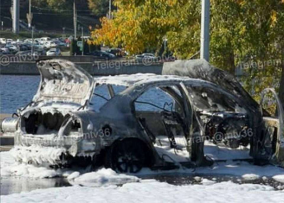 На дамбе Чернавского моста в Воронеже автомобиль выгорел дотла