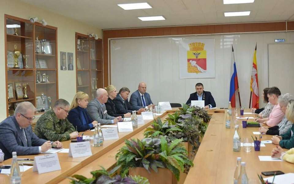 Спикер Воронежской гордумы встретился с семьями участников СВО в управе Центрального района