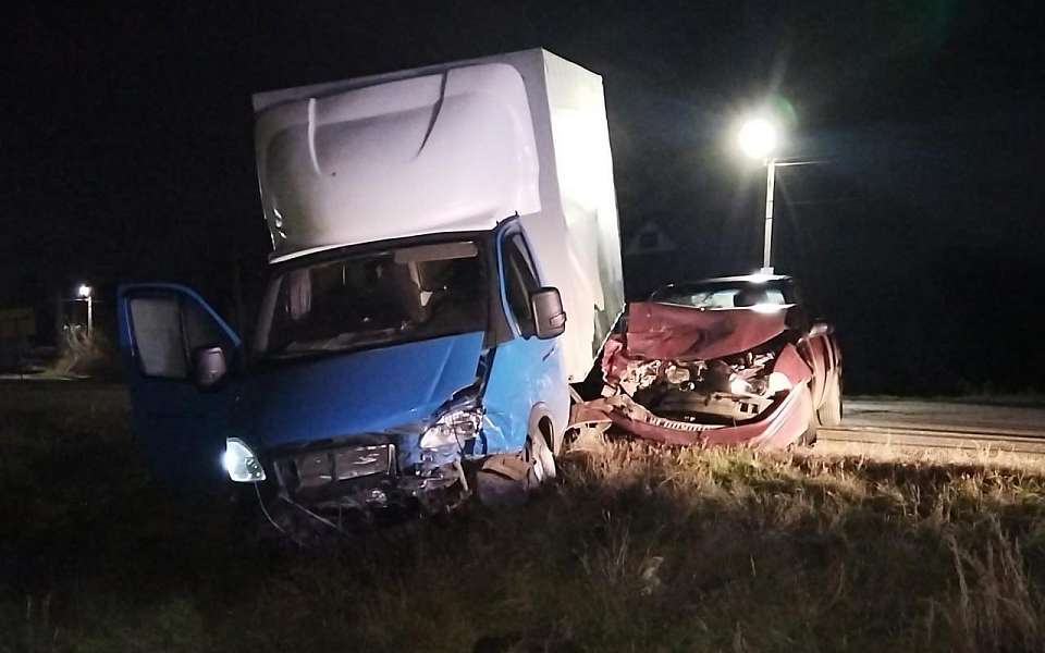 Три человека пострадали в ДТП Daewoo Nexia и грузовика в Воронежской области