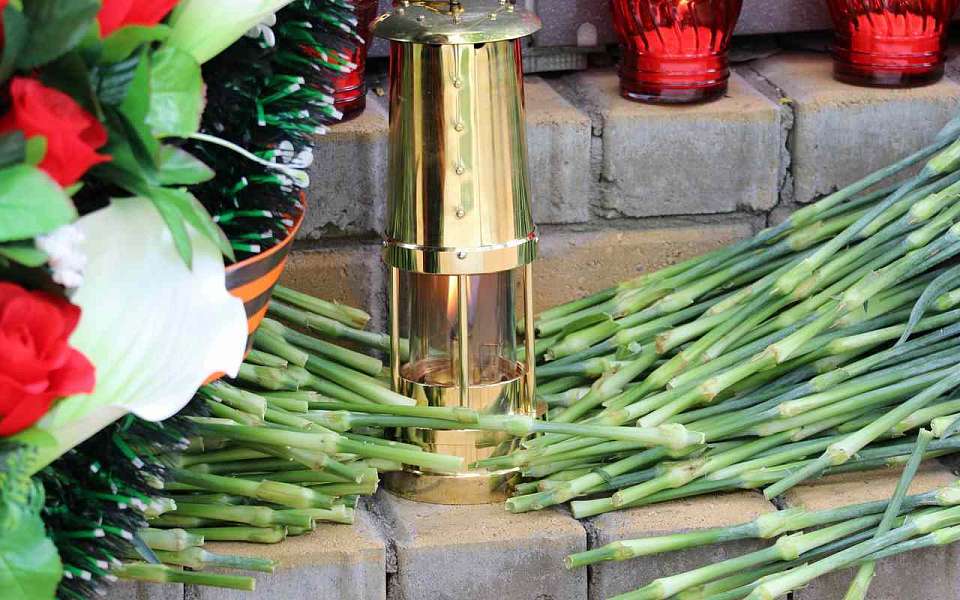 Энергетики «Россети Центр» передали частицу Вечного огня на братскую могилу в Рамонском районе