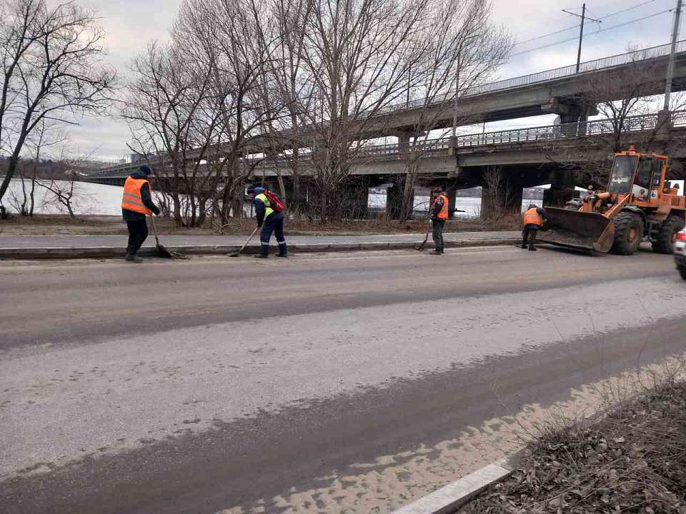 Комбинат благоустройства продолжает круглосуточную работу на улицах Железнодорожного района