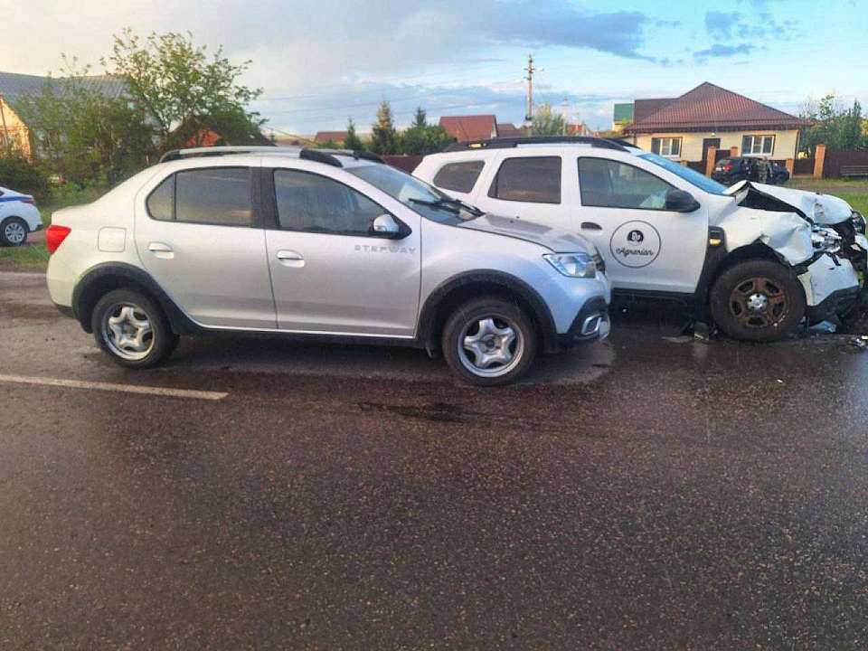 В аварии с иномарками в Воронежской области пострадали два человека