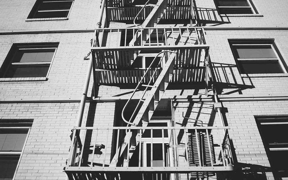 Собиравшуюся прыгнуть с 7-го этажа девушку спасли воронежские госавтоинспекторы