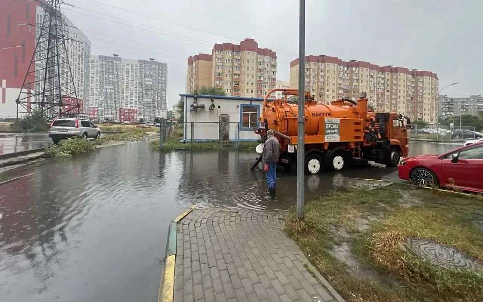 О работе городских коммунальщиков во время сильного дождя рассказали власти Воронежа