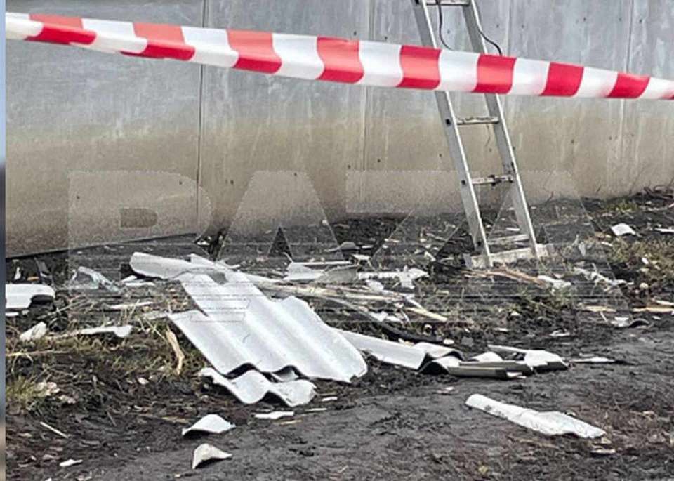 Восстановить крышу повреждённого дроном дома в Воронежской области пообещали власти