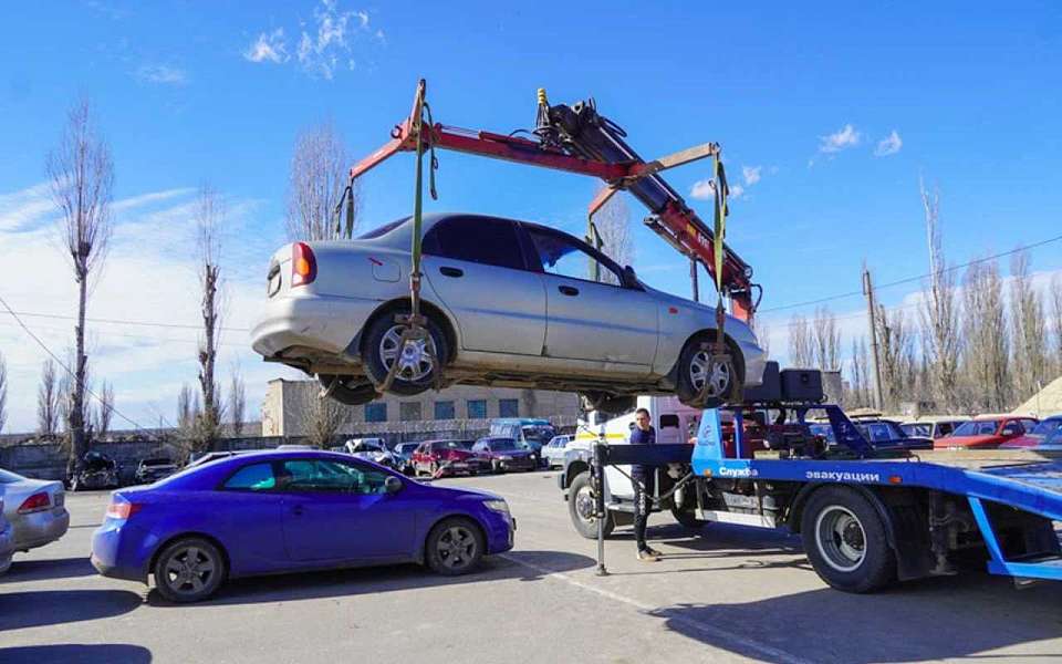 За нарушение правил парковки на штрафстоянку эвакуировали 242 машины в Воронеже за неделю