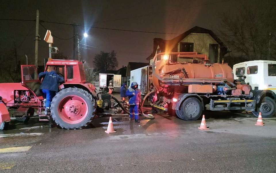 Совсем без воды остались из-за аварии сотни домов на нескольких улицах Воронежа