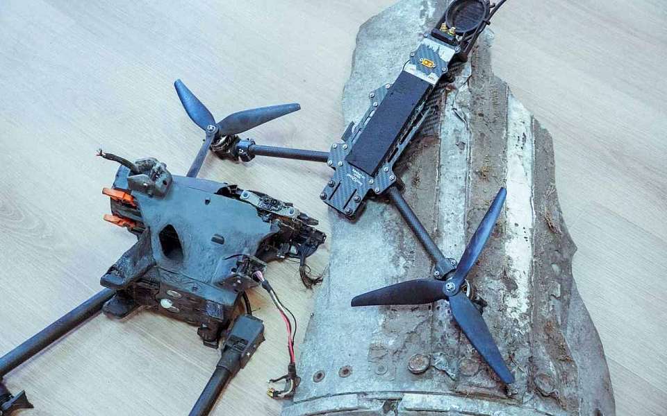 Автомобиль повредили обломки дрона на юге Воронежской области