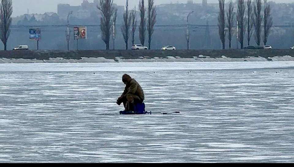 Первых зимних рыбаков заметили у Чернавской дамбы в Воронеже