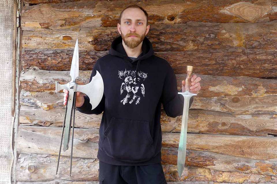 На острие атаки: как воронежский мастер кует уникальные топоры и ножи для героев СВО