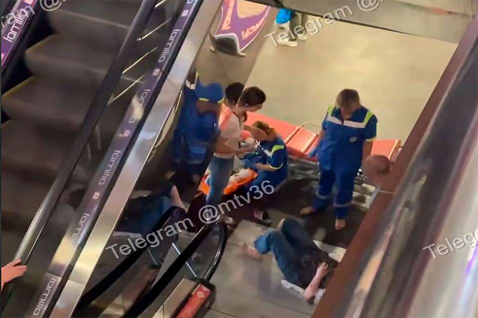 Бабушка упала головой вниз с эскалатора в торговом центре Воронежа