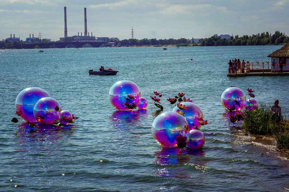 Богиня плодородия и «Непобедимый». Какие цветочные инсталляции удивили воронежцев на фестивале «Город-сад»