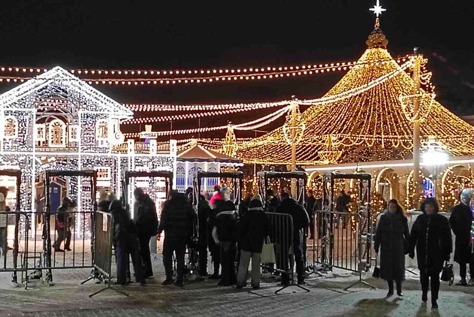 С катка на Адмиралтейской площади и площади Ленина воронежцев экстренно эвакуировали