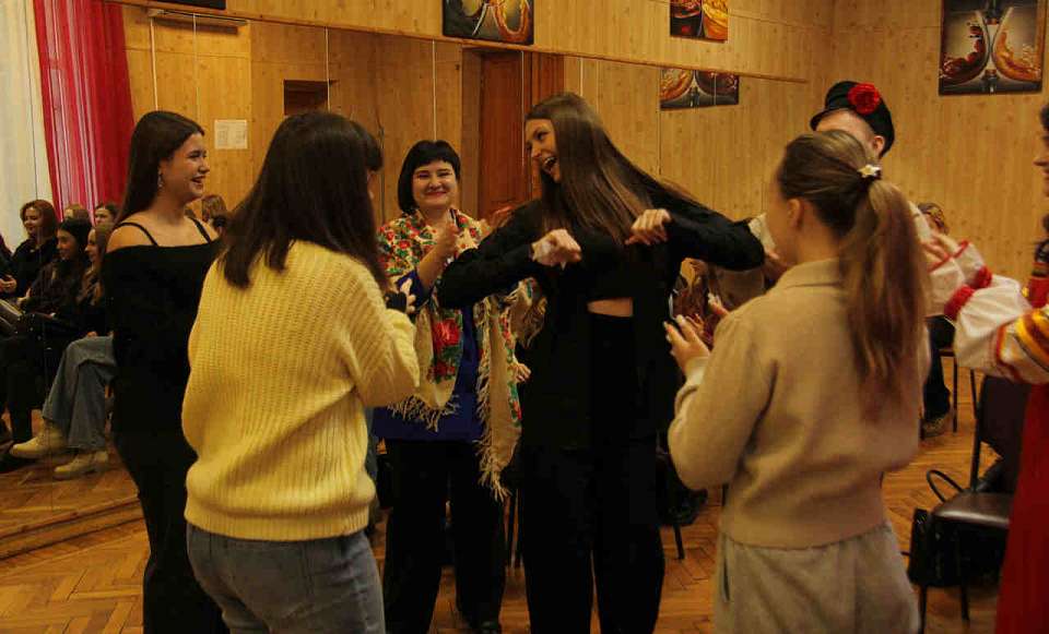 «Лакомка» и пшенные блины: как воронежские студенты разных национальностей и школьники празднуют Масленицу