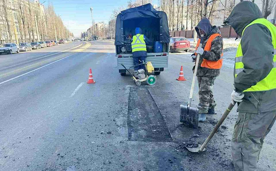 Комбинат благоустройства Железнодорожного района возобновил ямочный ремонт дорожного полотна