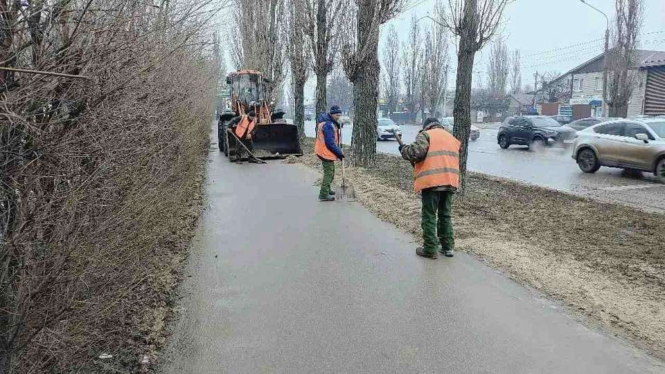 Уборка воронежских улиц коммунальщиками ведется в круглосуточном режиме