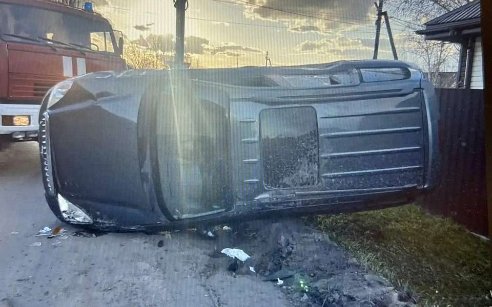 В опрокинувшейся на улице иномарке пострадал водитель из Нововоронежа