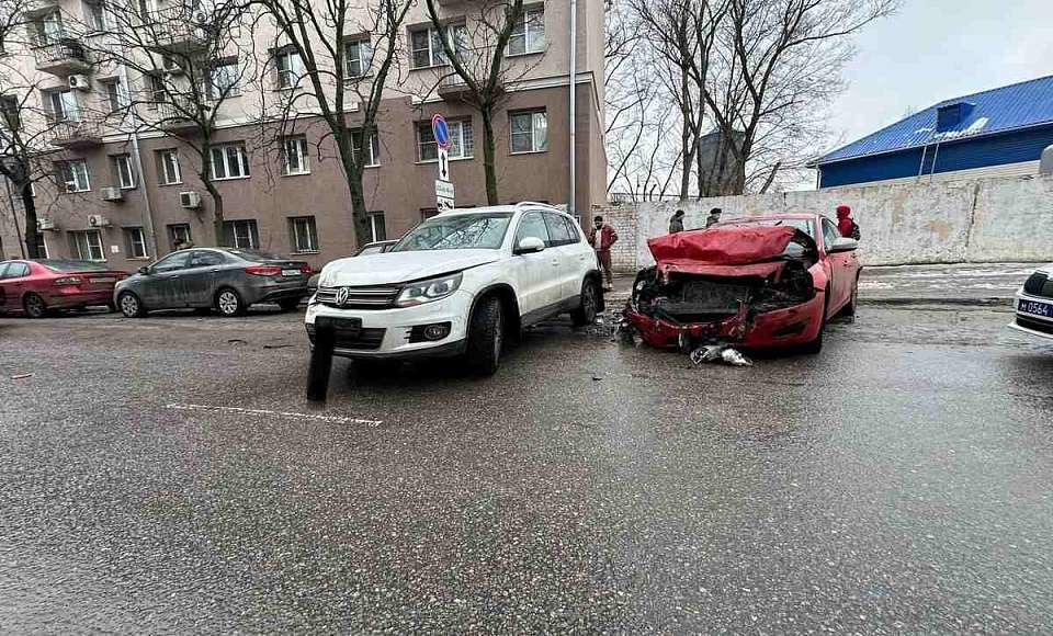 В массовой аварии в Воронеже с четырьмя автомобилями пострадала 54-летняя женщина