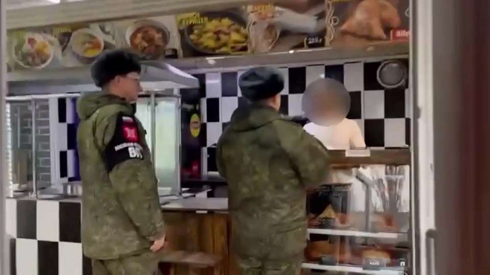 Рейды военных по общепиту с мигрантами попали на видео в Воронеже