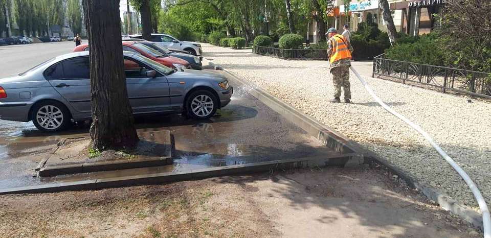 Районный комбинат благоустройства моет элементы улично-дорожной сети