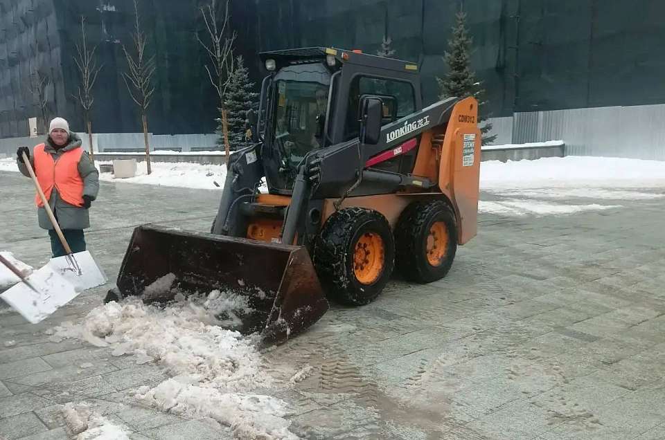 Воронежские коммунальщики борются с гололёдом в круглосуточном режиме