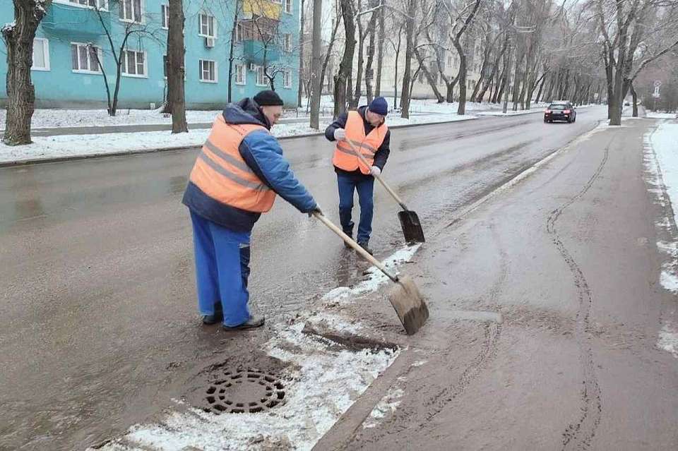 Обработка улично-дорожной сети района пескосмесью и уборка снега продолжаются с ночи