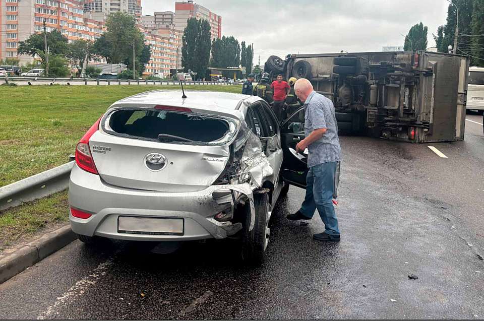 На Московском проспекте в Воронеже перевернулся грузовик после столкновения с легковым авто
