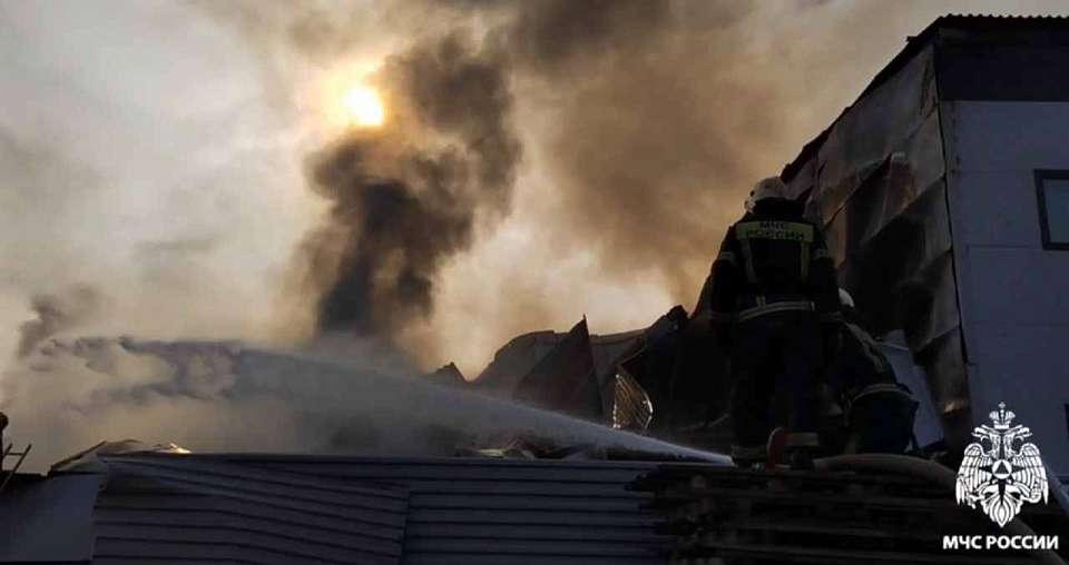 Появилось видео с пожара на мебельном складе в Воронеже