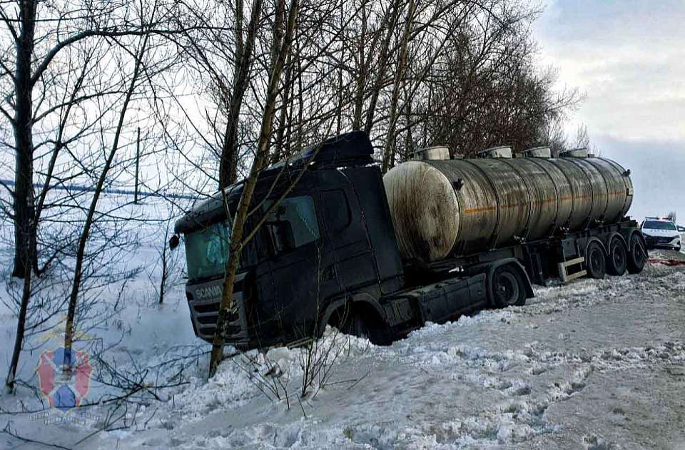 Воронежские полицейские вытащили из кювета пензенский большегруз