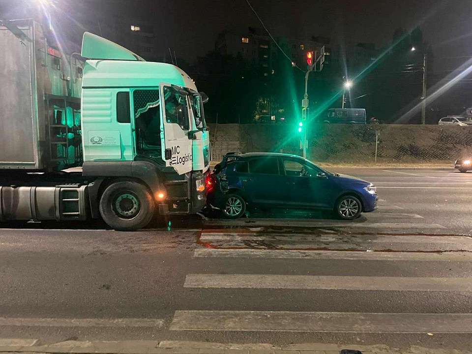 Женщина пострадала в легковушке, на которую наехал грузовик в Воронеже