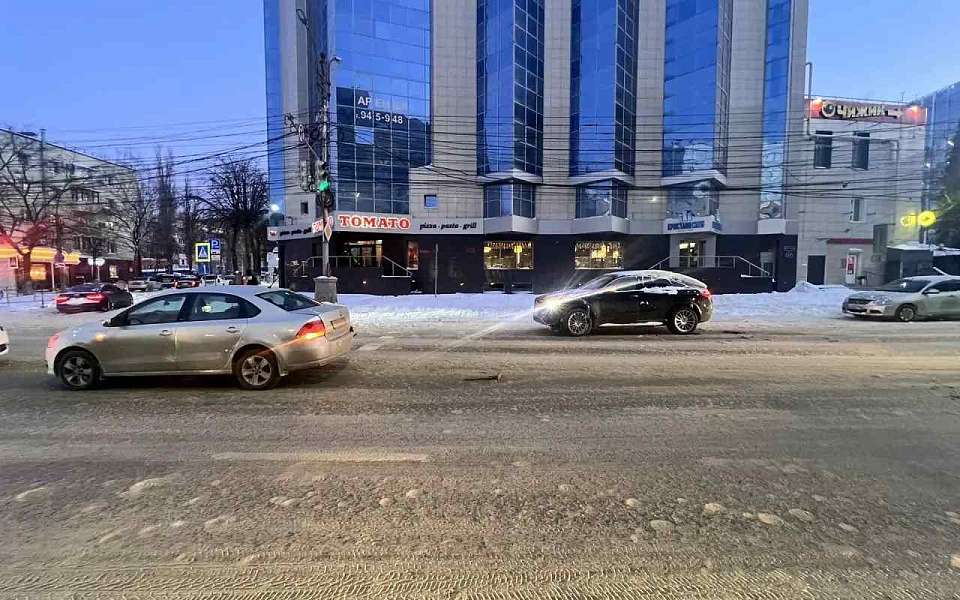 В центре Воронежа Mercedes сбил садившегося в такси мужчину