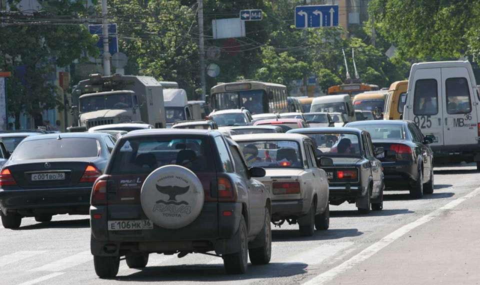 Пробка в 3 км парализовала выезд из Воронежа