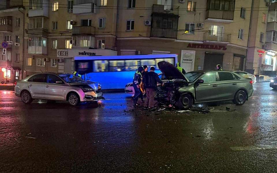 Трое воронежцев пострадали в лобовом ДТП на улице Степана Разина