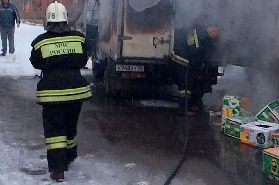 На улице Антонова-Овсеенко в Воронеже ночью сгорела фура