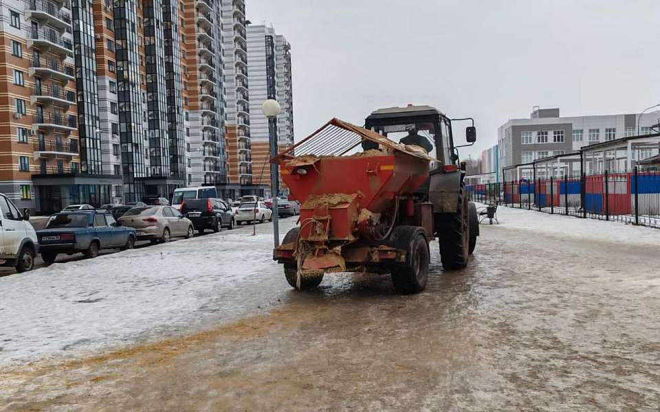 Подходы и подъездные пути к избирательным участкам Железнодорожного района дополнительно обрабатывают пескосоляной смесью