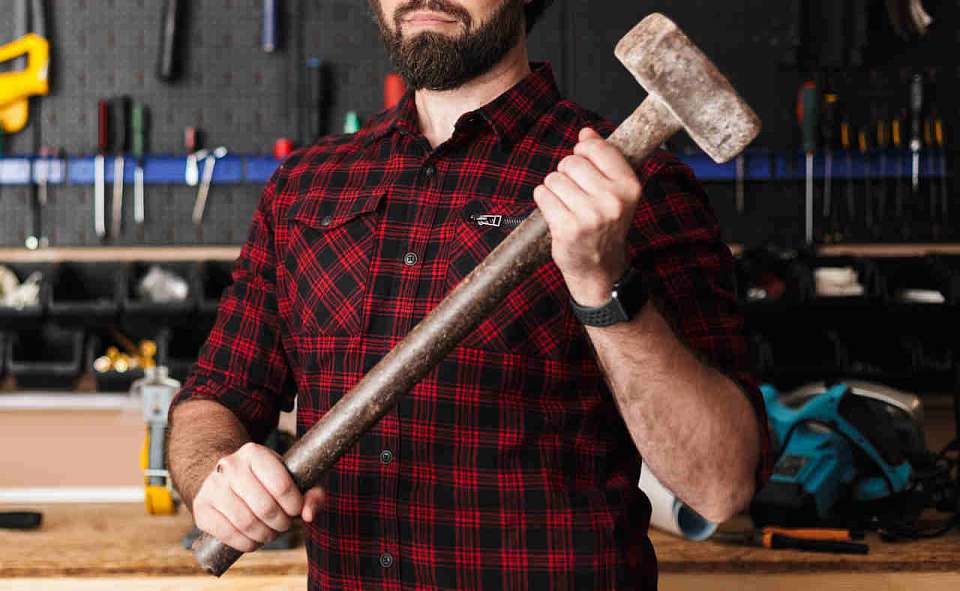 В воронежском хуторе рецидивист кувалдой убил своего соседа