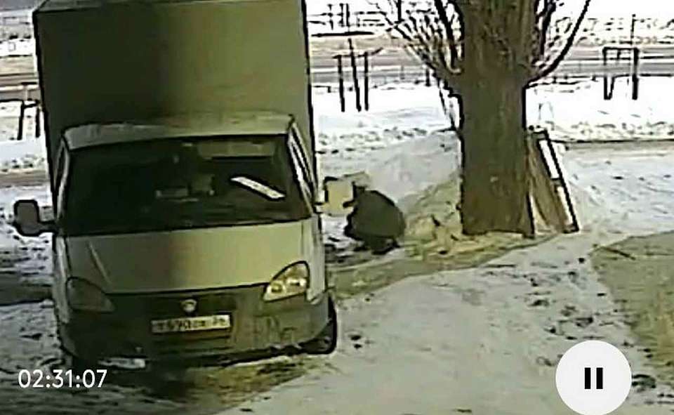 В Воронеже две канистры бензина из грузовиков слил мужчина и скрылся