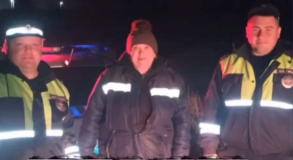 Заблудившуюся в лесу, замёрзшую женщину спасли воронежские полицейские