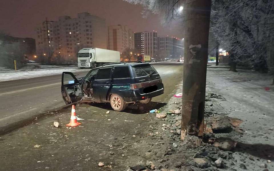  Водитель легковушки разбился о бетонный столб в Воронеже