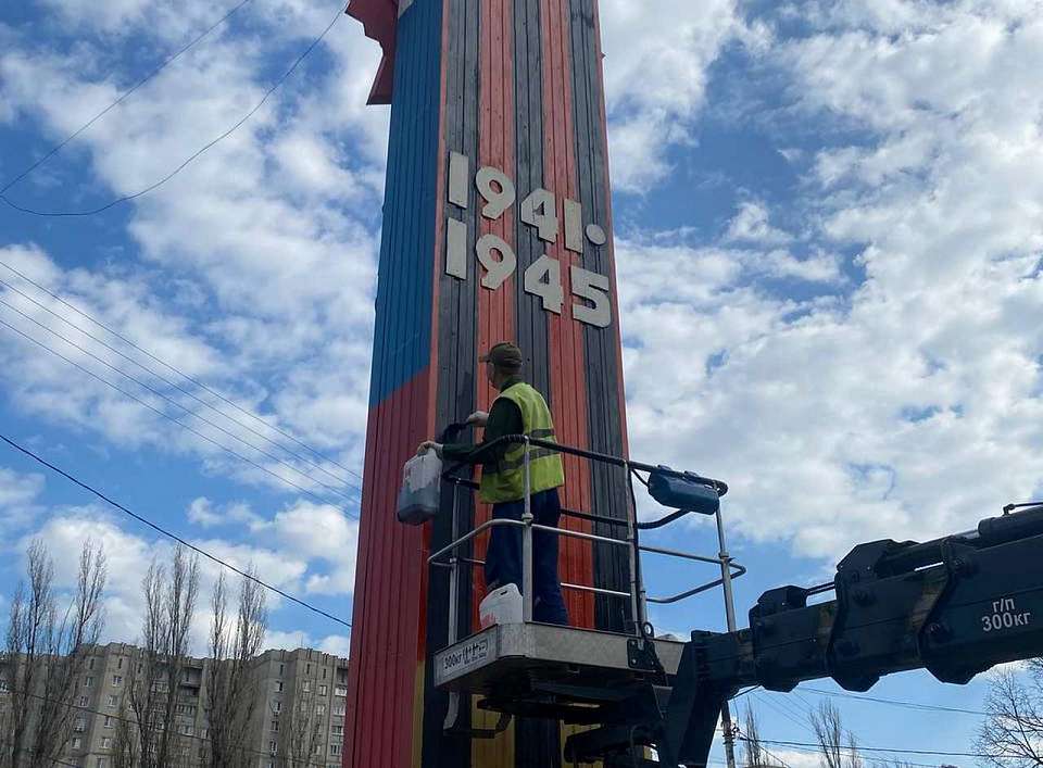 В Железнодорожном районе к 80-летию Победы обновляют покрытие стелы на Аллее Славы