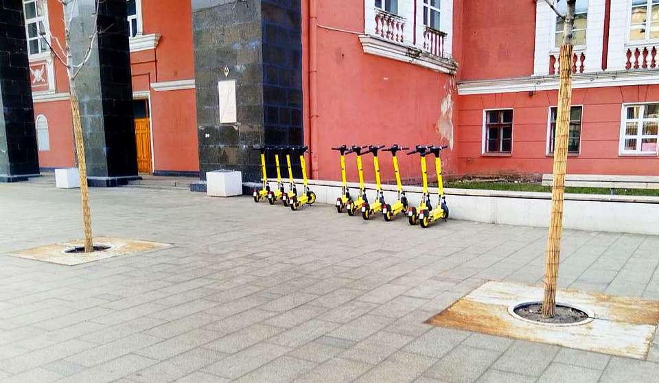 Стоянку электросамокатов в Воронеже разгромила дерзкая старушка