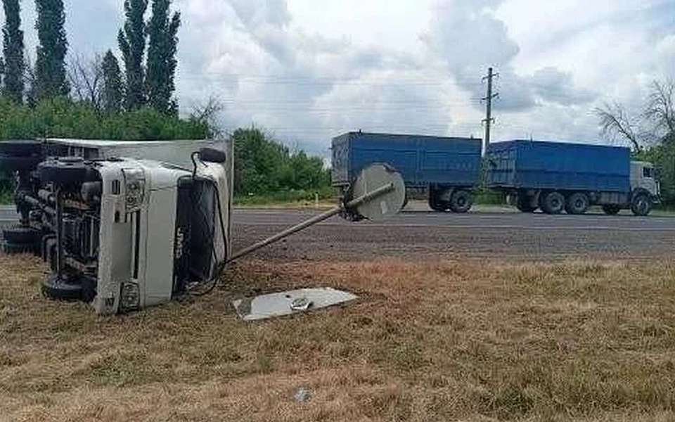 Два человека пострадали в опрокинутом КамАЗом фургоне под Воронежем